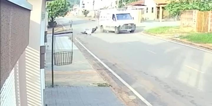 Registro de uma câmera de segurança do momento do acidente